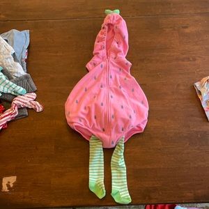 Carter’s strawberry costume. Size 9-12 months. Size is flexible.
